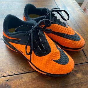 Nike Hypervenom boys indoor soccer shoes